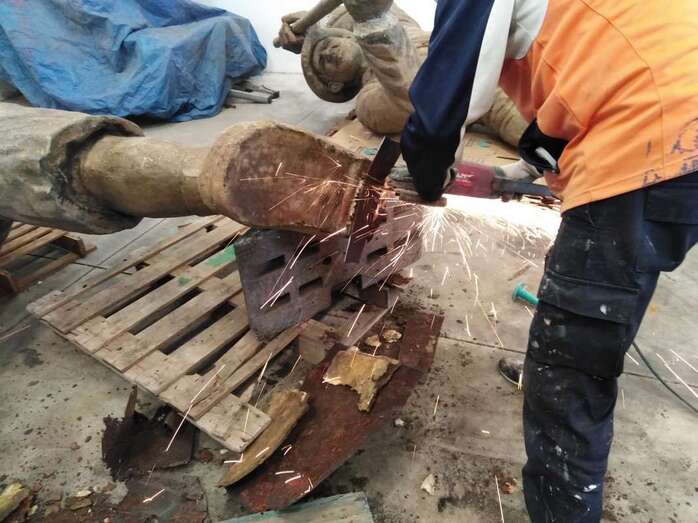 Imagen de los trabajos de arreglo de la escultura (Foto TA)